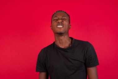 Deli deli adam dişlerini öfkeyle sıkar, gelen gürültüden rahatsız olur, modaya uygun kıyafetler giyer, arka planda soyutlanır. Olumsuz duygu kavramı.