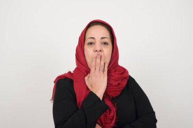 - Evet. Sanırım ben söyledim! Olgun Müslüman kadının portresini kapat. Ağzı elle kapat. Arka planda izole edilmiş büyük gözlerle kameraya bak.. 