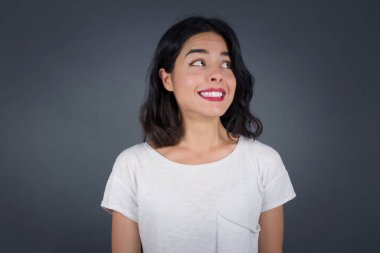 Tüh! Belli bir görünüme sahip kadın portresi dişlerini sıkar ve kafa karıştırıcı bir şekilde yana bakar. Hatasının farkına varır. Reklamınız veya promosyon geçmişiniz için fotokopi alanına karşı poz verir..