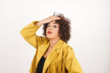 Süet ceketli güzel bir kadının stüdyo çekimi kafası karışıktır.