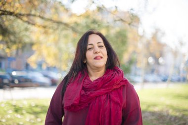 Parktaki orta yaşlı güzel bir kadının portresi.  