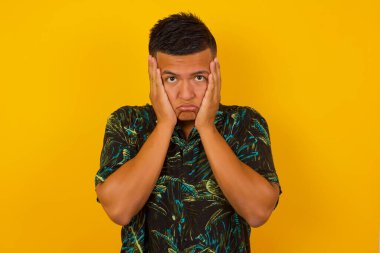 Mutsuz bir ifadeyle el ele tutuşan yakışıklı İspanyol adamın portresi hayvanlar hakkında hüzünlü bir film izliyor ve ağlamamaya çalışıyor..