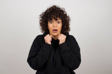 İnsan yüzü ifadeleri ve duyguları. Paniğe kapılmış genç bir kadının portresi. Ellerini yüzüne yaklaştırmış, ağzı sonuna kadar açık.. 