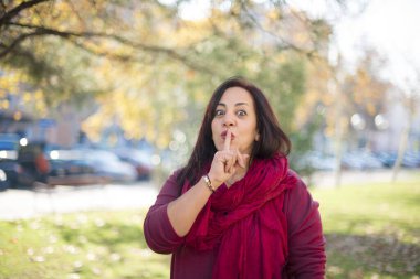 Parkta sessiz hareketler yapan orta yaşlı güzel bir Arap kadın.  