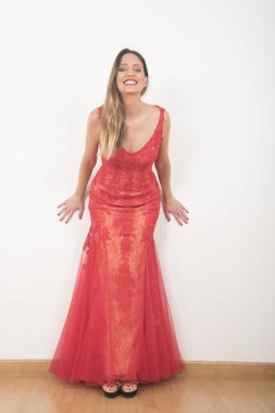 Stüdyoda poz veren güzel, mutlu bir kadın.