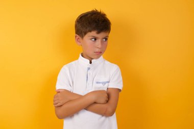 Yakışıklı çocuk sarı duvara karşı kızgın.  