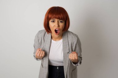 Sıradan kıyafetlerle, kollarını kaldırarak, yumruklarını sıkarak, neşe ve heyecanla golü haykırarak güçlü ve kararlı genç bir kadının portresi. Zafer, başarı ve başarı kavramı.