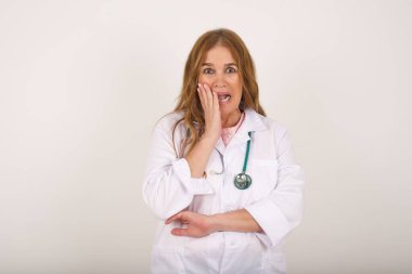 Endişe - güzel, genç, beyaz bir kadının kavramsal görüntüsüdür. Ağzını kapalı ve kapalı bir yerde duran bir kadın. Bir şeyden ya da birinin çivi yemesinden korktun mu?