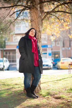 Parktaki orta yaşlı güzel Arap kadın.  