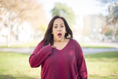 Parkta kafası karışmış orta yaşlı güzel bir Arap kadın.  