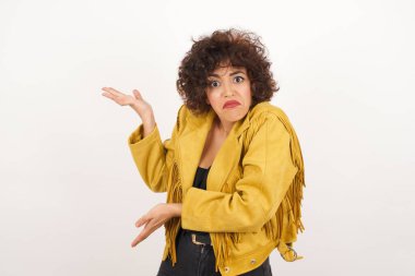 Güzel bir kız iki eliyle tuhaf bir şey gösterip 