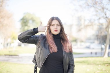 Parkta genç ve güzel bir kadın var.