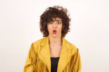 Süet ceketli güzel kadın stüdyo çekimine şaşırdı.