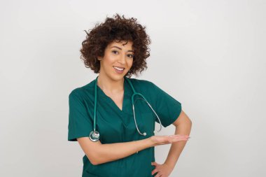 Doktor dişinin hayret verici bir ifadeye sahip olmasına sevindim. Boş uzayda eli açık bir şey gösteriyor. Reklam kavramı.