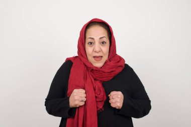 İnsan yüzü ifadeleri ve duyguları. Çaresiz olgun Müslüman kadın portresi paniğe kapılmış görünüyor, ellerini yüzüne yakın tutuyor, ağzı sonuna kadar açık. Umutsuzluk ve şok içindeki bir kadın