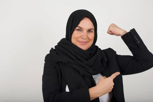 Waist Shot Muslim Woman Black Hijab Raises Hand Show Her — Stock Photo, Image