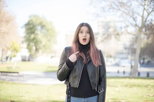 Jong Mooi Vrouw Wijzend Zichzelf Het Park — Stockfoto