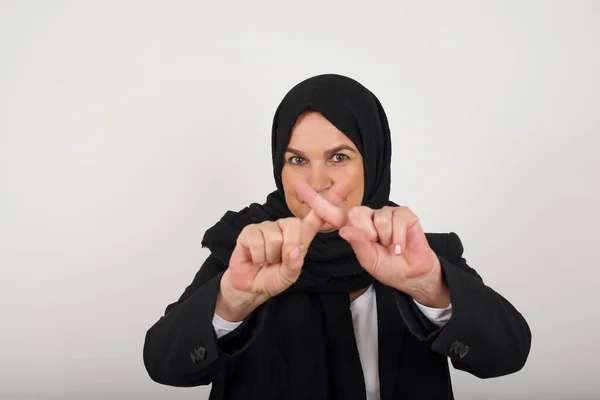 Young Muslim Woman Black Hijab Isolated Background Standing Gray Wall — Stock Photo, Image