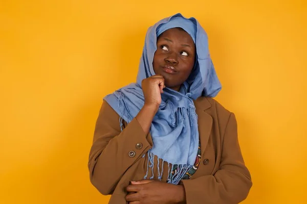 Gesichtsausdrücke Und Emotionen Nachdenkliche Junge Hübsche Afroamerikanische Muslimin Die Die — Stockfoto
