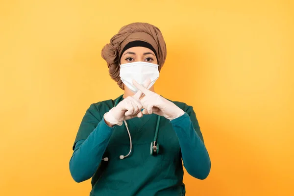 Νεαρή Όμορφη Μουσουλμάνα Γιατρός Γυναίκα Πράσινο Ιατρική Στολή Πάνω Από — Φωτογραφία Αρχείου