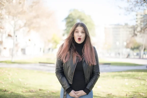 Jonge Mooie Vrouw Verward Het Park — Stockfoto