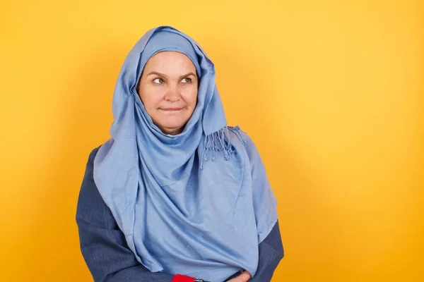 Marzycielka Średnim Wieku Muzułmanka Hidżabie Przemyślanym Wyrazem Twarzy Odwraca Wzrok — Zdjęcie stockowe