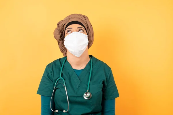 Sombre Ennuyé Femme Arabe Médecin Dans Visage Masque Fronce Les — Photo