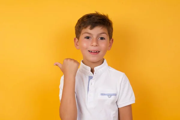 Carino Ragazzo Che Punta Indietro Contro Muro Giallo — Foto Stock