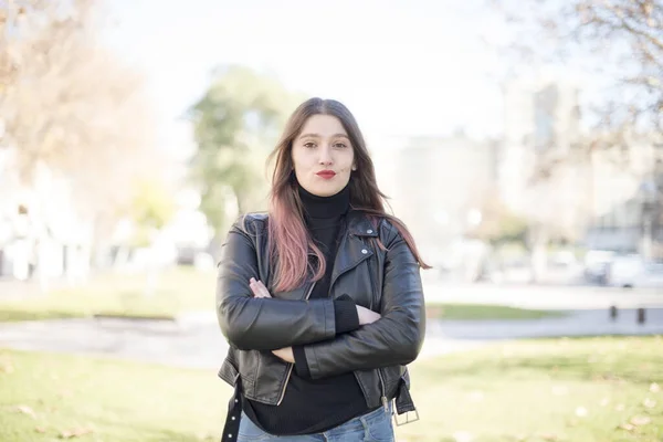 Ung Vacker Kaukasisk Brunett Kvinna Bär Läder Jacka Vår Park — Stockfoto