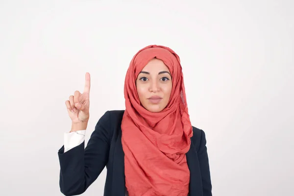 Mulher Muçulmana Bonita Usa Blazer Preto Hijab Contra Parede Cinza — Fotografia de Stock