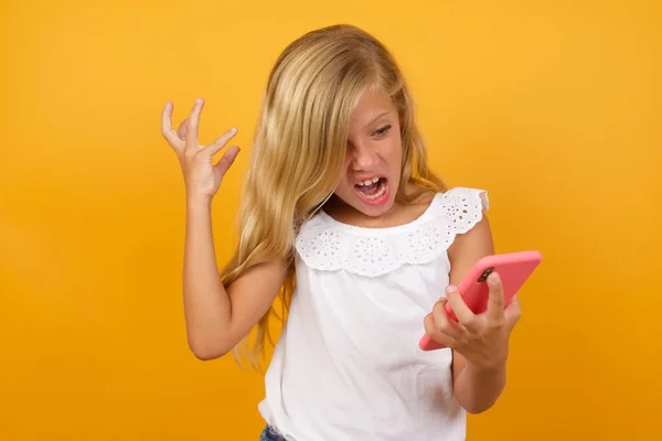 Linda Chica Enojada Con Teléfono Inteligente Sobre Fondo Amarillo — Foto de Stock