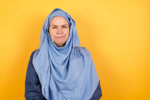 Mujer Musulmana Mediana Edad Atractiva Pensativa Hijab Siendo Profundo Pensamientos — Foto de Stock