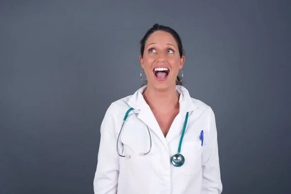 Ludzie Koncepcja Nagłej Reakcji Zaskoczony Biały Piękny Lekarz Kobieta Odizolowany — Zdjęcie stockowe