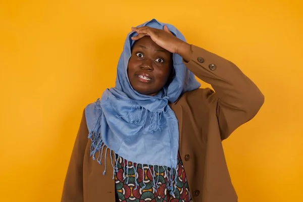 Hoppla Habe Ich Gemacht Schöne Afroamerikanische Muslimin Die Mit Verängstigtem — Stockfoto