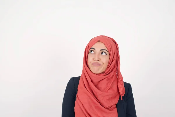 Θλιμμένη Αναρωτιέμαι Όμορφη Μουσουλμάνα Γυναίκα Φοράει Μαύρο Σακάκι Και Χιτζάμπ — Φωτογραφία Αρχείου