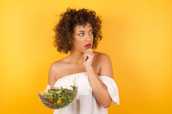 Aufnahme Einer Nachdenklichen Araberin Mit Salat Hält Die Hand Unter — Stockfoto