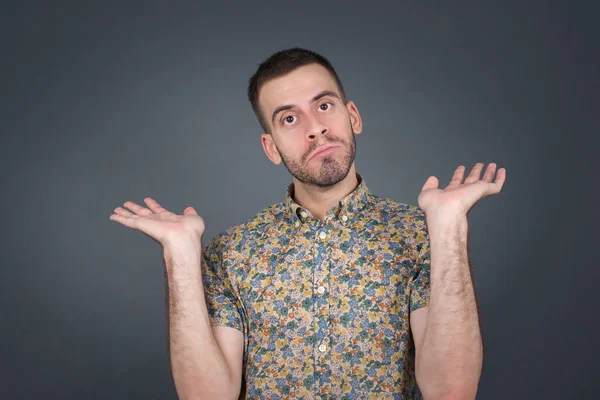 Schöner Mann Zweifelt Ausdruck Verwirrt Und Wundert Sich Unsichere Zukunft — Stockfoto