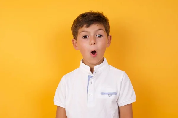 Söt Pojke Med Öppen Mun Mot Gul Vägg — Stockfoto