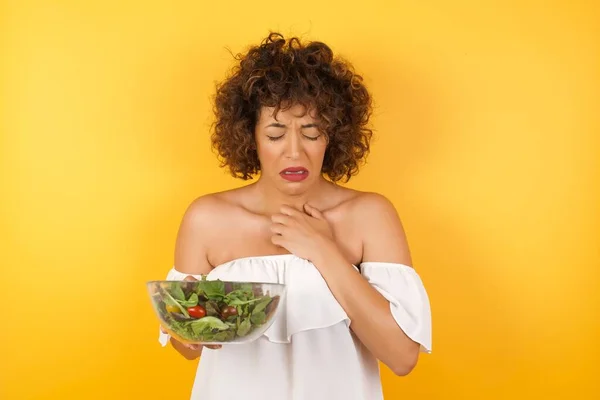 Triste Mujer Árabe Bastante Hermosa Con Ensalada Siente Molesto Mientras — Foto de Stock