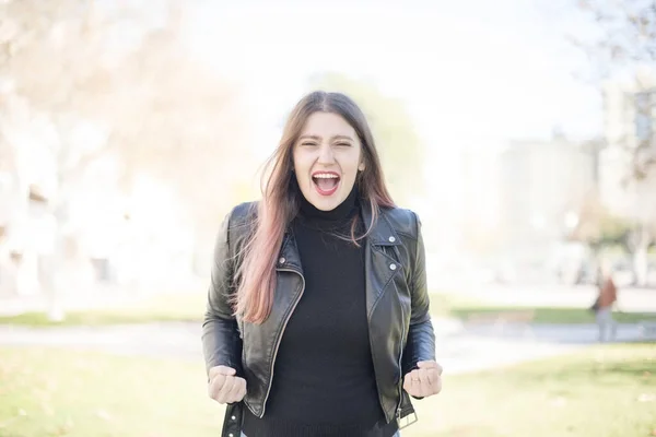 Jovem Mulher Bonita Feliz Parque — Fotografia de Stock