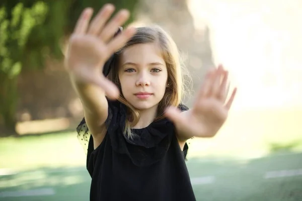 Cornice Gestuale Ritratto Sorridere Bella Giovane Ragazza Carina Abito Nero — Foto Stock