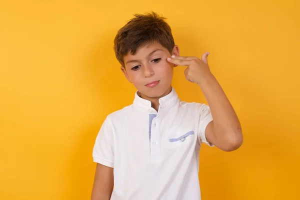 Carino Ragazzo Con Pistola Gesto Contro Muro Giallo — Foto Stock