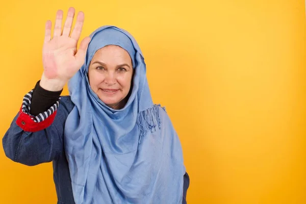 Retrato Alegre Extrovertida Mujer Musulmana Mediana Edad Hiyab Levantando Una — Foto de Stock