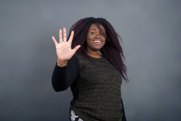 African American Woman Casual Clothes Standing Gray Wall Showing Pointing — Stock Photo, Image