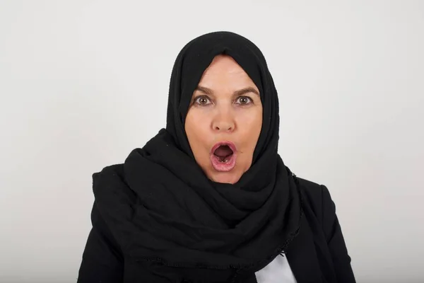 Expresiones Faciales Sorprendido Mujer Musulmana Estupefacta Hiyab Negro Mantiene Mandíbula — Foto de Stock
