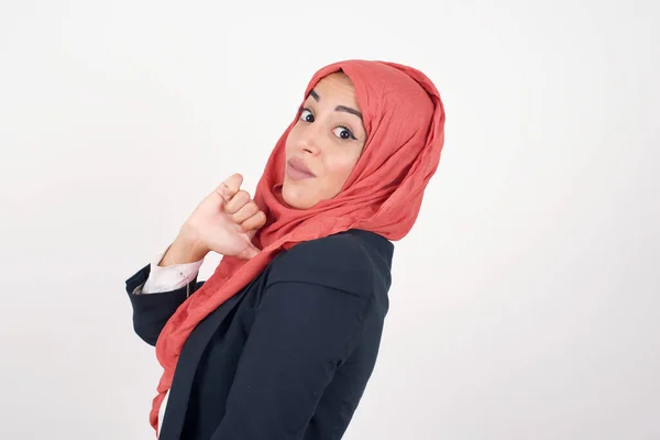 Primer Plano Alegre Hermosa Mujer Musulmana Lleva Chaqueta Negro Hijab —  Fotos de Stock