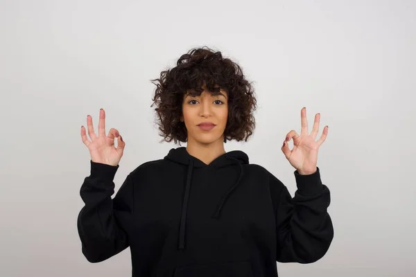 Glad Attraktiv Kvinna Visar Tecken Med Båda Händerna Som Uttrycker — Stockfoto