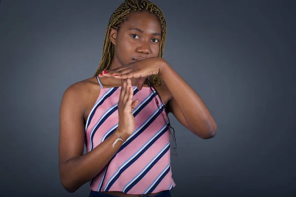 Junge Afrikanisch Amerikanische Frau Mit Grauem Hintergrund Die Eine Auszeit — Stockfoto