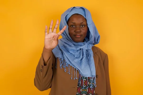 Молодая Афроамериканка Мусульманка Стоящая Напротив Серой Стены Показывает Пальцами Номер — стоковое фото