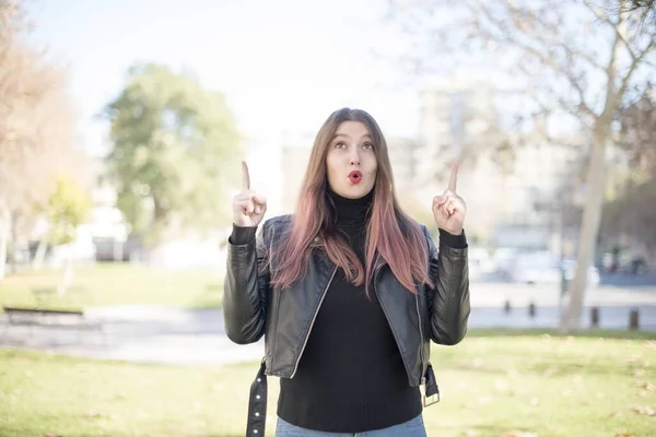 Jovem Bela Mulher Apontando Para Cima Parque — Fotografia de Stock